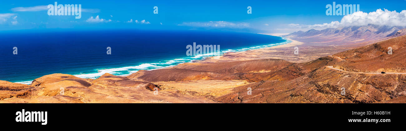 Cofete spiaggia di sabbia vulcanica con le montagne sullo sfondo, Jandia, Fuerteventura, la seconda più grande isola delle Canarie, Spagna. Foto Stock