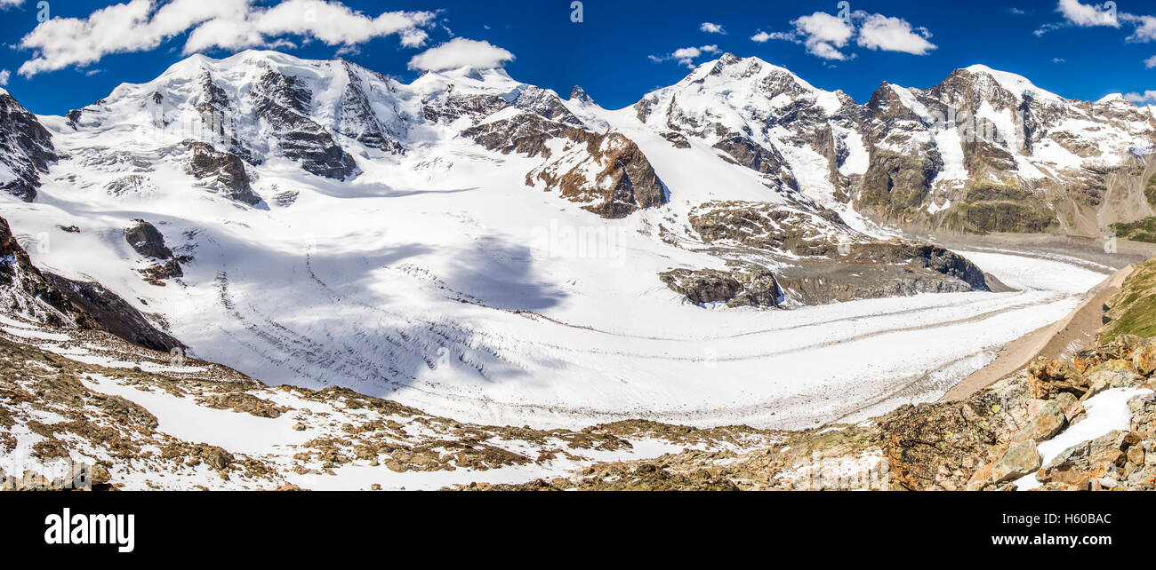 Massiccio del Bernina e il ghiacciaio di Morteratsch dal Diavolezza nelle Alpi Svizzere vicino a Sankt Moritz, Svizzera Foto Stock