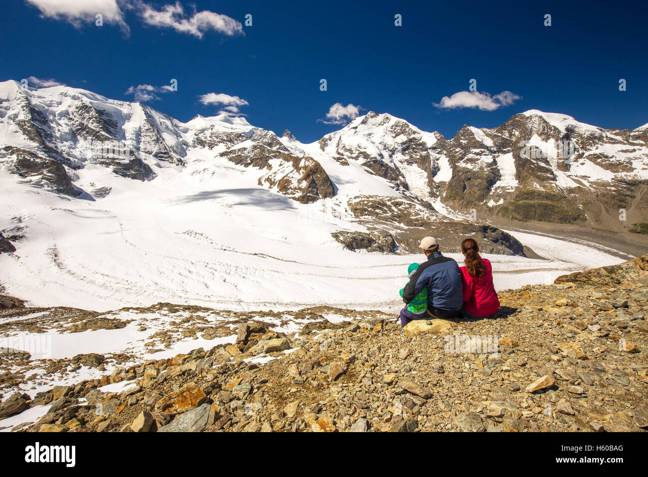 Famiglia giovane godendo della splendida vista del Morteratsch ghiacciaio Diavolezza vicino a Sankt Moritz, Svizzera Foto Stock