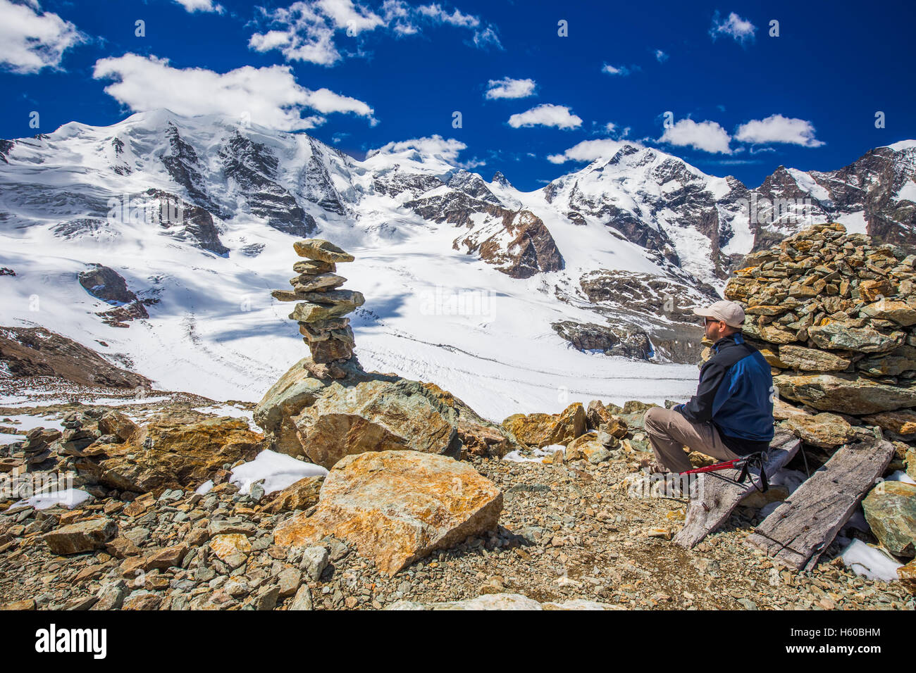 Giovane uomo godendo della splendida vista del Morteratsch ghiacciaio Diavolezza vicino a Sankt Moritz, Svizzera Foto Stock