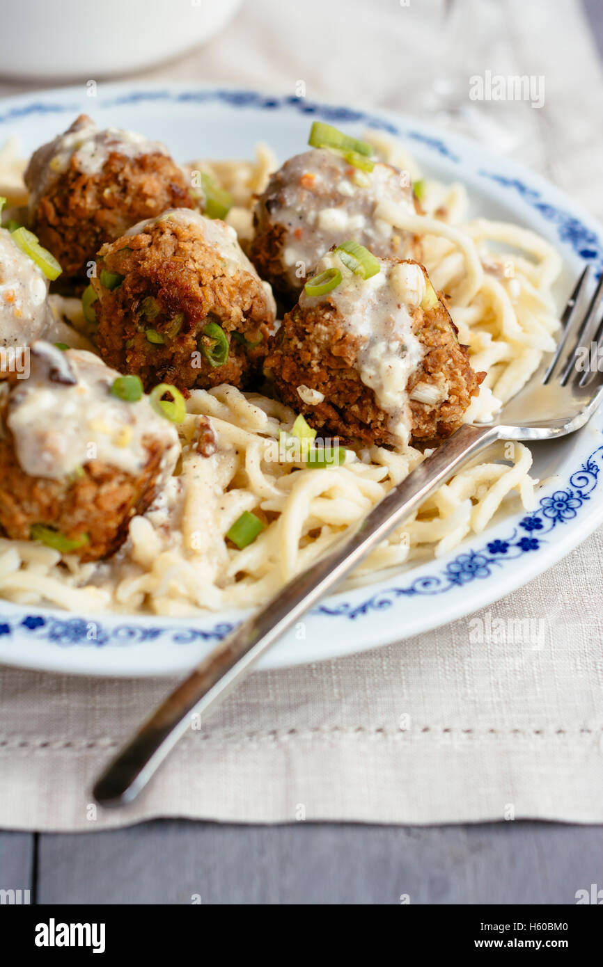 Spätzle (tedesco tradizionale a base di noodle) con vegan TVP (strutturato di proteina vegetale) sfere Foto Stock