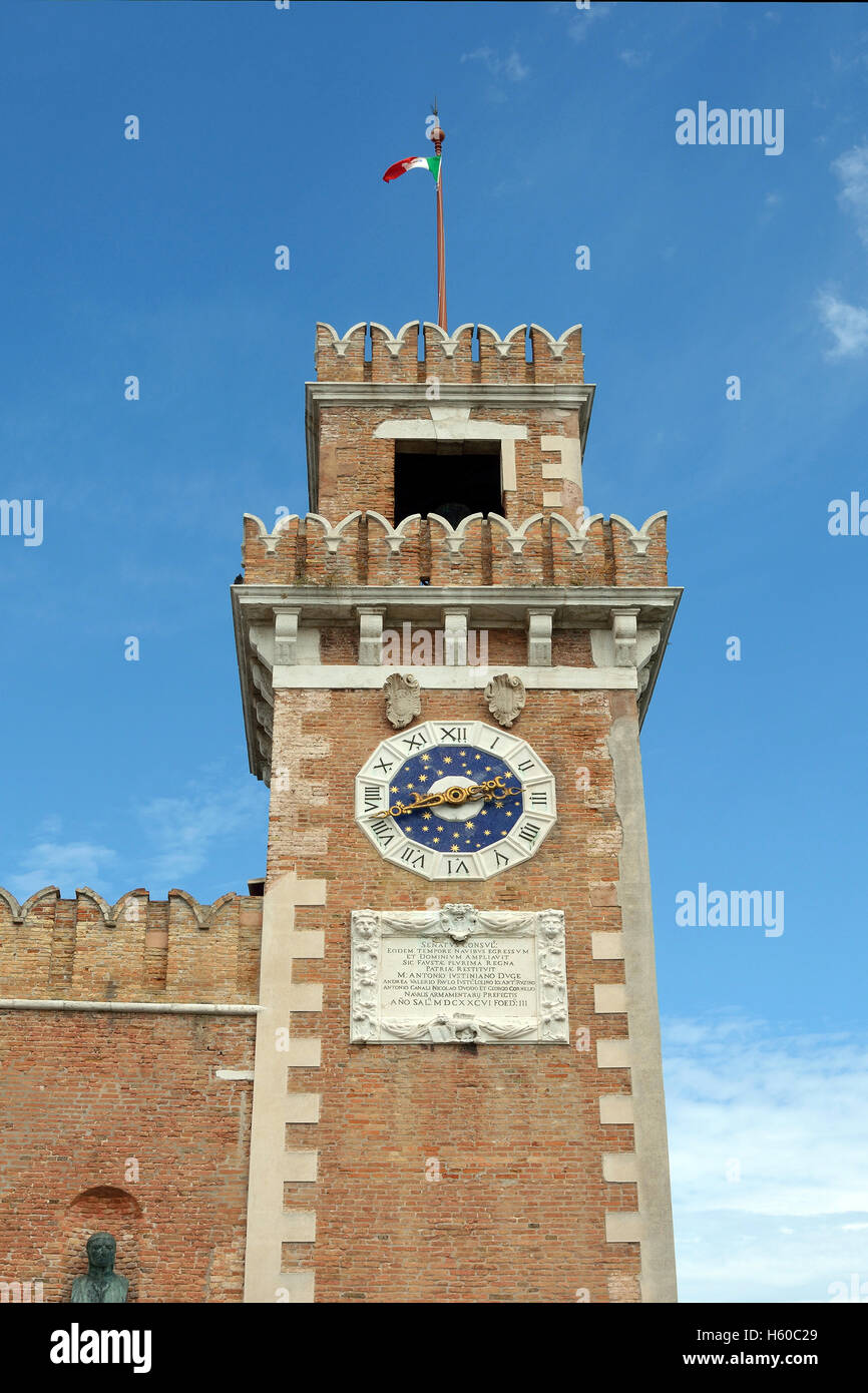 Torre dell Orologio all'ingresso dello storico Arsenale Veneziano e il Museo Navale nel quartiere di Castello di Venezia in Italia. Foto Stock