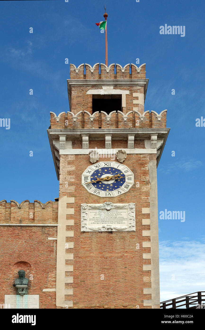 Torre dell Orologio all'ingresso dello storico Arsenale Veneziano e il Museo Navale nel quartiere di Castello di Venezia in Italia. Foto Stock