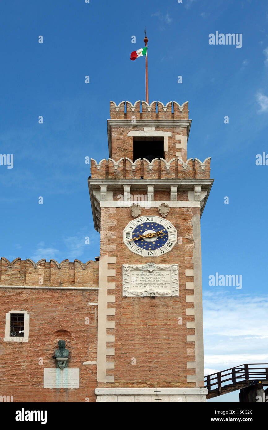 Torre dell Orologio all'ingresso dello storico Arsenale Veneziano e il Museo Navale nel quartiere di Castello di Venezia in Italia. Foto Stock