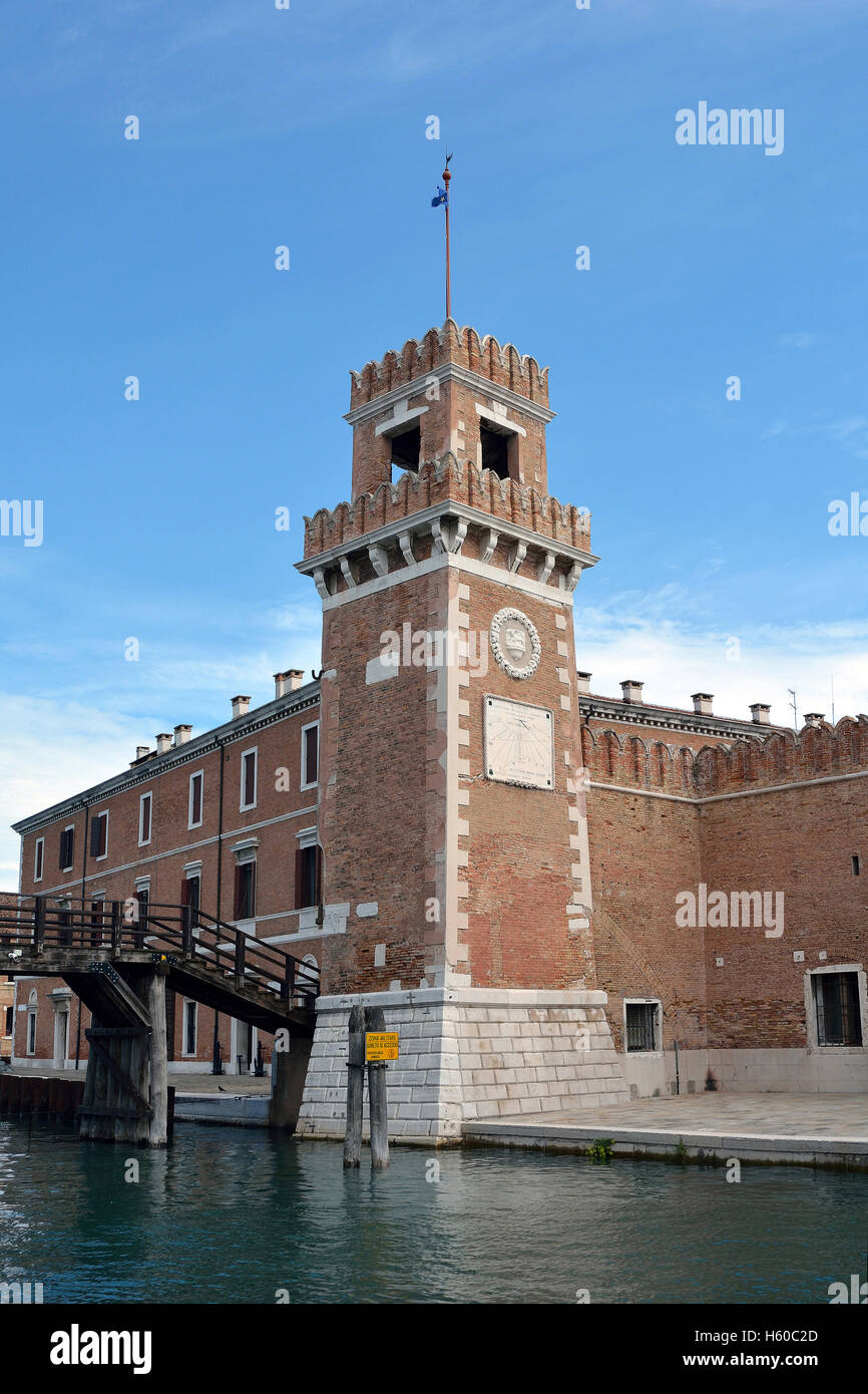Torre dell Orologio all'ingresso dello storico Arsenale Veneziano e il Museo Navale nel quartiere di Castello di Venezia in Italia. Foto Stock