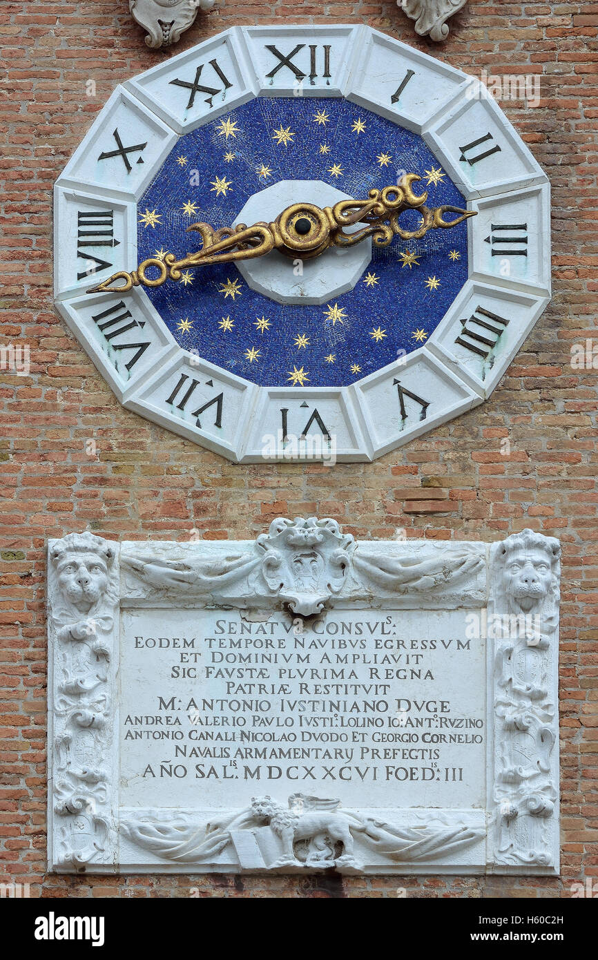 Orologio a Torre d'ingresso dello storico Arsenale Veneziano e il Museo Navale nel quartiere di Castello di Venezia in Italia. Foto Stock