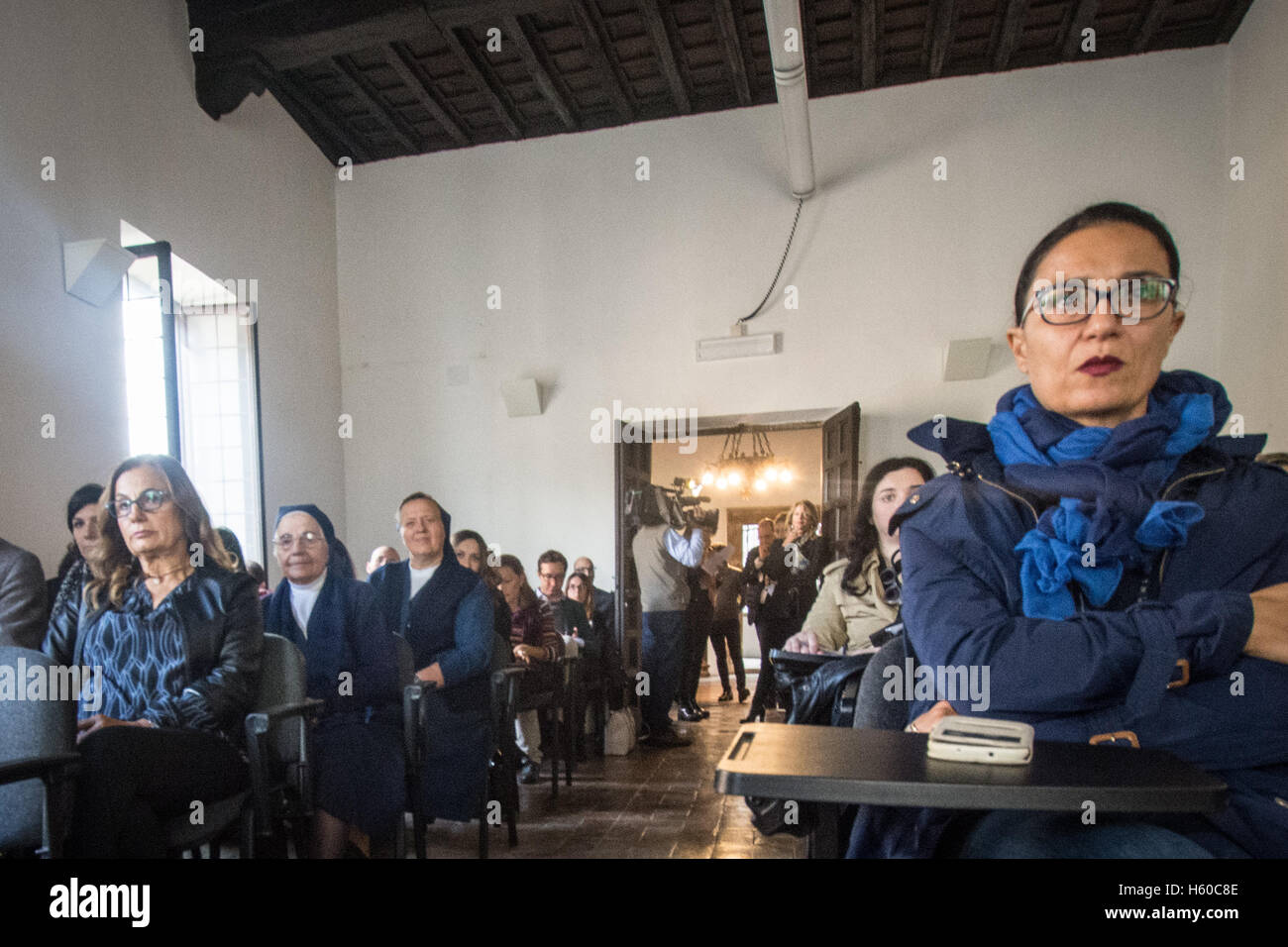 Roma, Italia. Xxi oct, 2016. Una conferenza stampa del primo viaggio del ricordo di medici e ricercatori dell'Israelita e ospedale Bambino Gesu ospedale pediatrico. Il Holocaust Museum Foundation e il superstite di Sami Modiano guiderà la delegazione nei luoghi del terrore nazista di sterminio di Auschwitz-Birkenau camp. La selezione sulla rampa di accesso al campo, il crematorio, ospedale e la cabina dei bambini sono solo alcune fasi che seguiranno i medici di due ospedali. Credito: Andrea Ronchini/Pacific Press/Alamy Live News Foto Stock