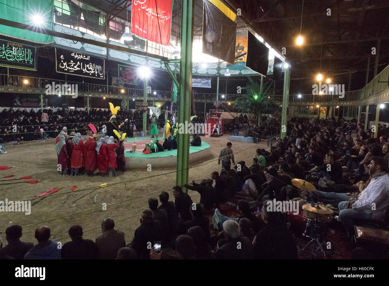 6 Muharram, Hesar Kharvan, Tazieh cerimonia con gli uomini in costume Foto Stock