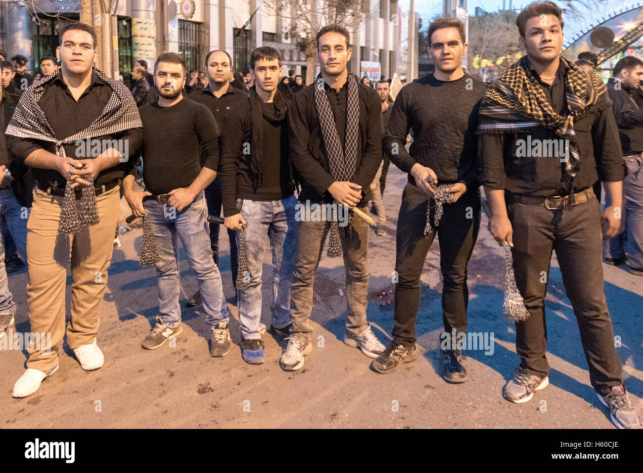 9 Muharram (Tasua), Bijar, uomini con fruste Self-Flagellation Foto Stock