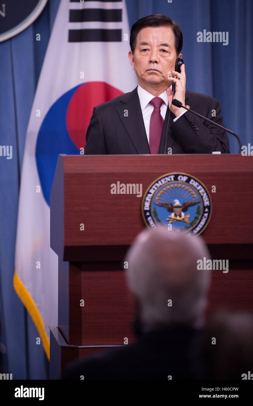 Nazionale Coreano il Ministro della Difesa di Han Min-koo parla durante una conferenza stampa al Pentagono Ottobre 20, 2016 a Washington, DC. Foto Stock