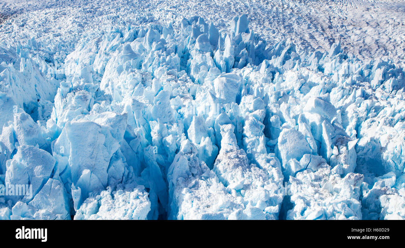 Foto aerea di profondi crepacci in una fusione del ghiacciaio in Alaska. Foto Stock