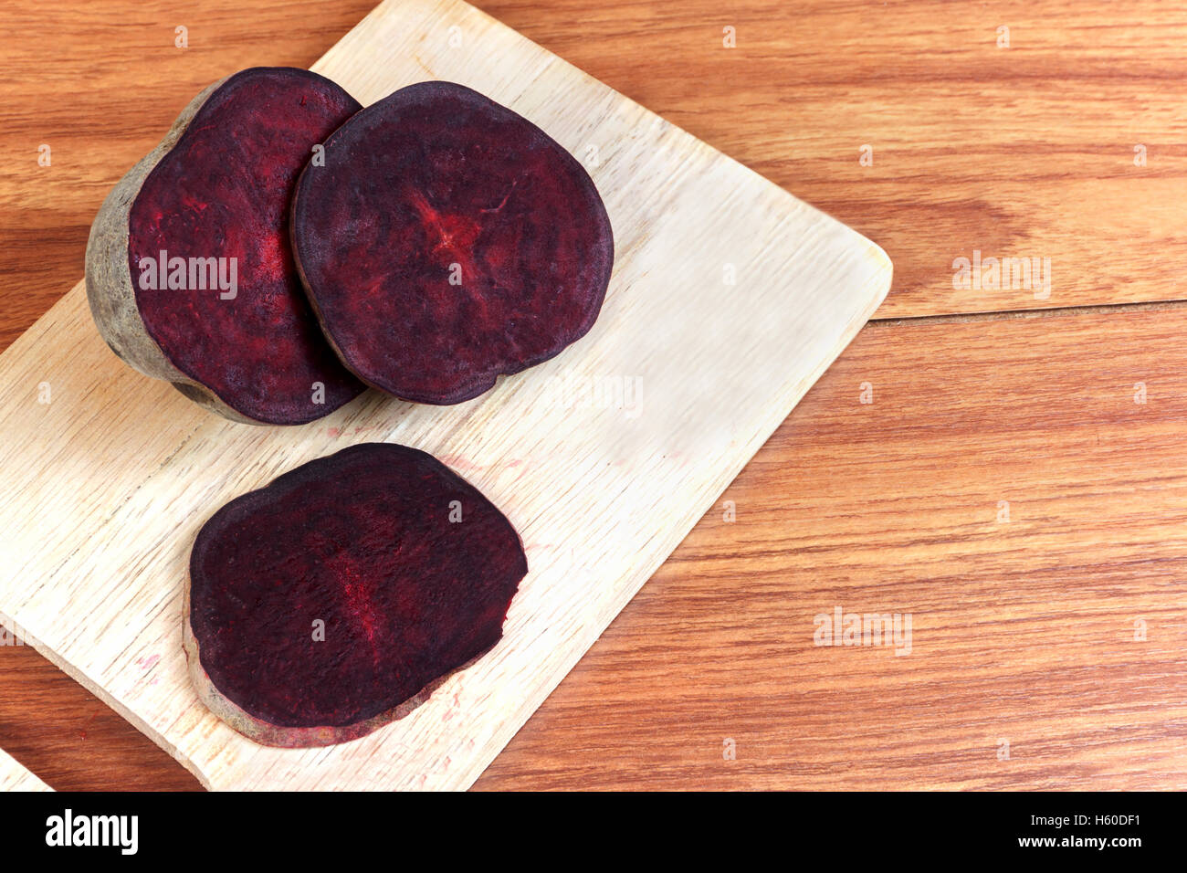 Fette di dolce la barbabietola rossa root su uno sfondo di legno. Sfondo di cibo. Foto Stock