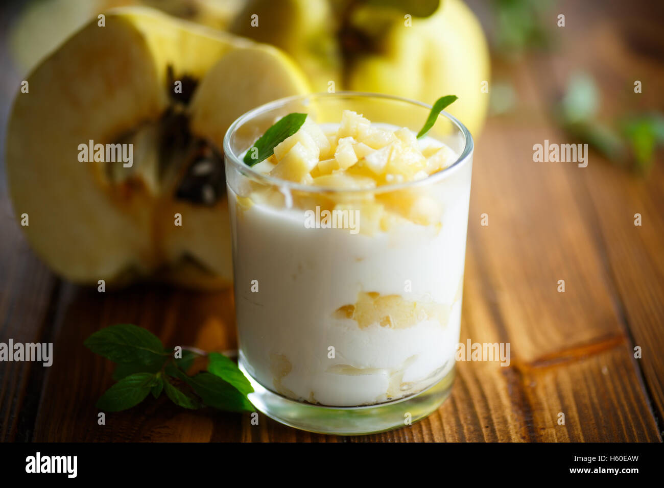 Lo Yogurt Greco Con Le Mele Cotogne Al Forno Foto Stock Alamy