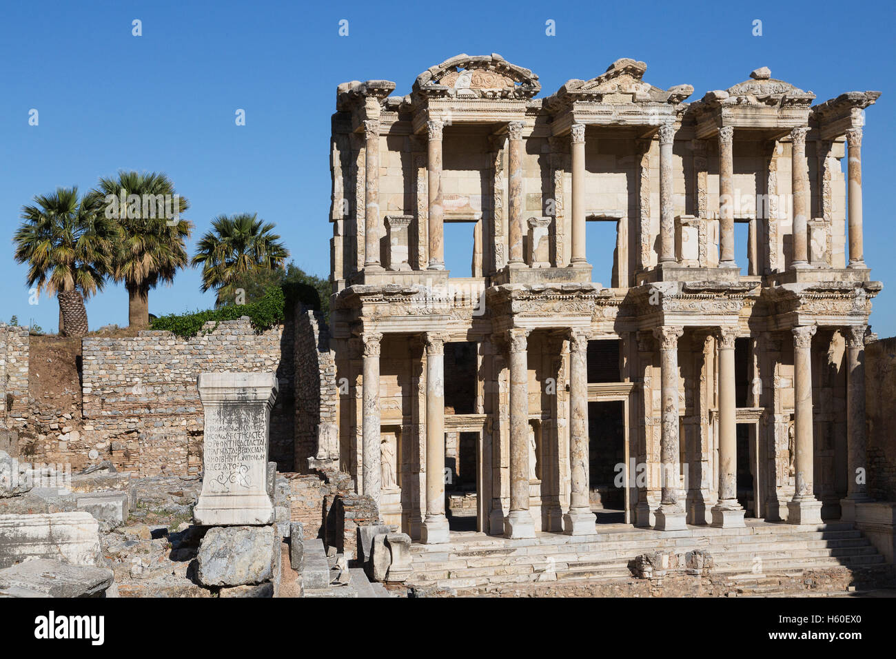 Biblioteca antica costruita dai Romani in Efeso, Selcuk, Izmir, in Turchia. Foto Stock