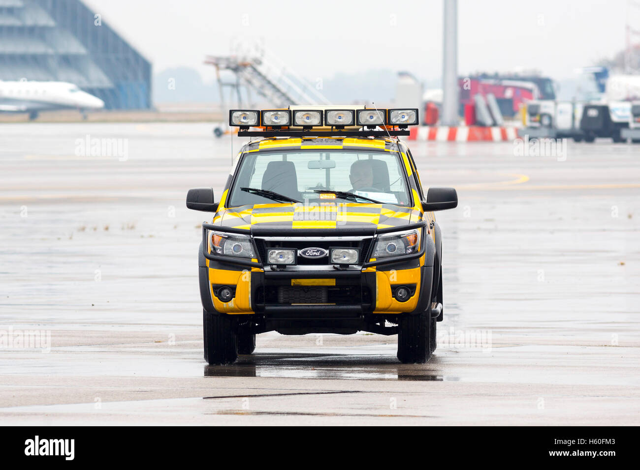 Sofia, Bulgaria - 16 Ottobre 2016: Follow me auto presso l'aeroporto di Sofia. Foto Stock