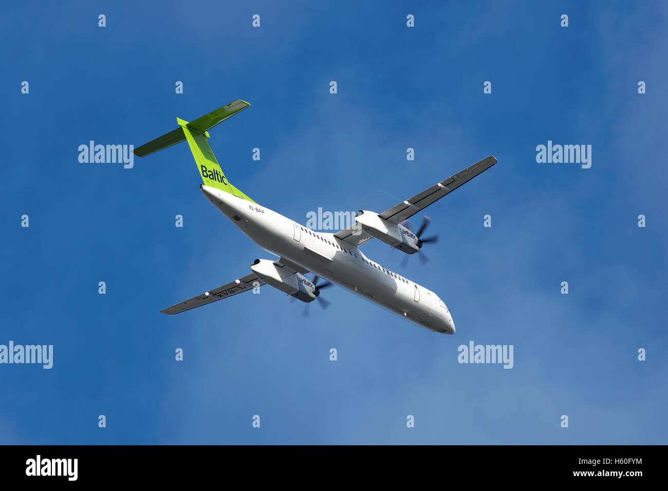 Borispol, Ucraina - 2 Ottobre 2011: Air Baltic De Havilland Canada DHC-8-402Q Dash 8 è tenuto spento in cielo blu Foto Stock