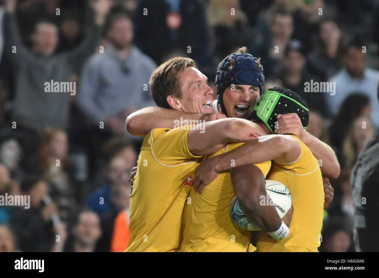 Auckland, Nuova Zelanda. 22 ottobre, 2016. Reece Hodge ha di Australia Wallaby si congratula con il team mate di Dane Haylett-Petty dopo segnando un provare durante il terzo Bledisloe Cup test match contro la Nuova Zelanda All Blacks. All Blacks sconfitte Wallaby 37-10. Credito: Shirley Kwok/Pacific Press/Alamy Live News Foto Stock