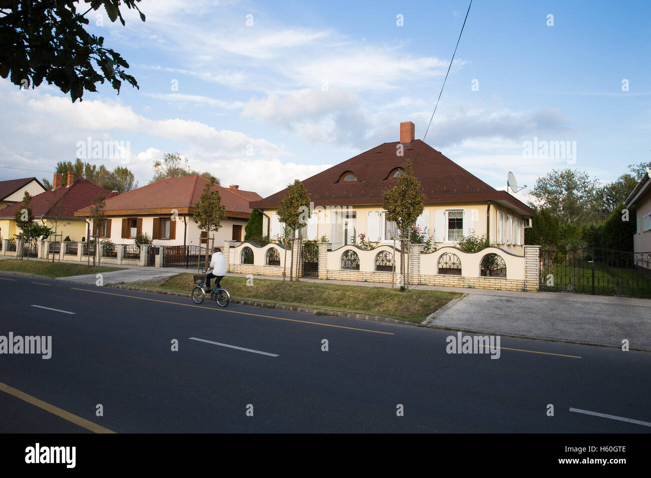 Casa indipendente. Ben mantenuta. Bella casa. Casa unifamiliare con piante ornamentali e fiori intorno a. Foto Stock