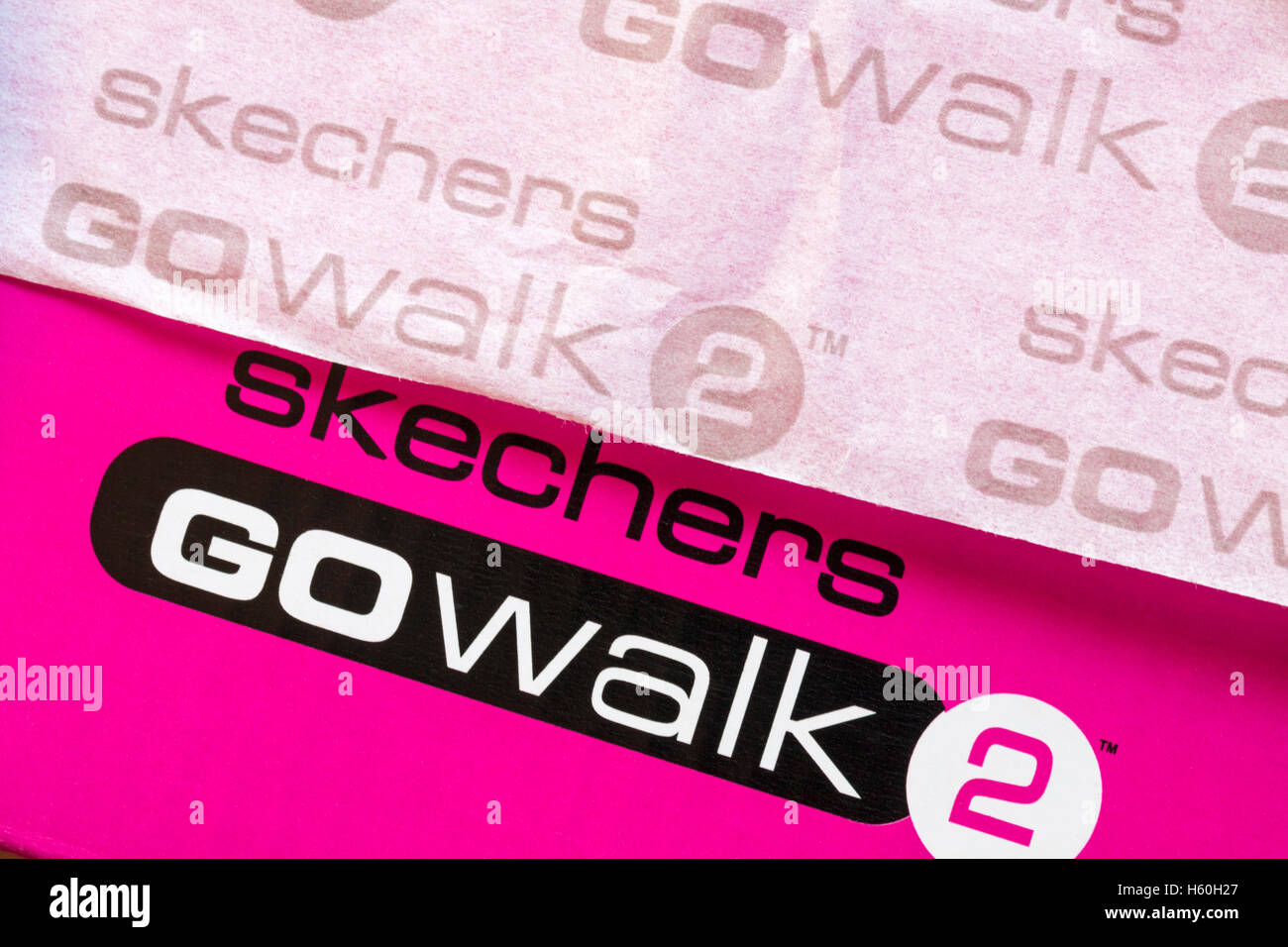 Skechers Go Walk 2 dettagli su scatola per scarpe e carta velina Foto Stock