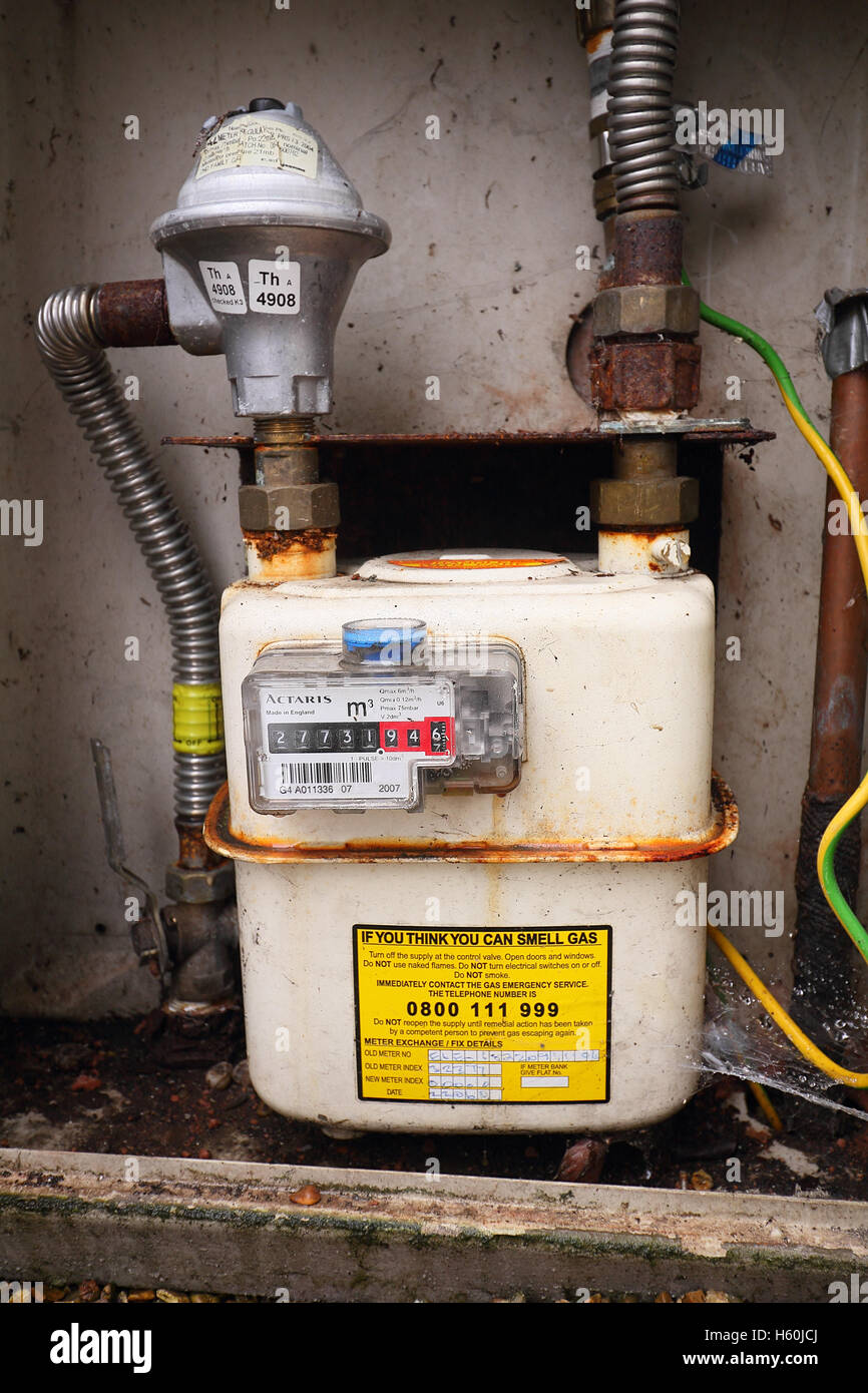 Analog misuratore domestico di gas e la valvola di arresto prima della installazione di un contatore intelligente Foto Stock