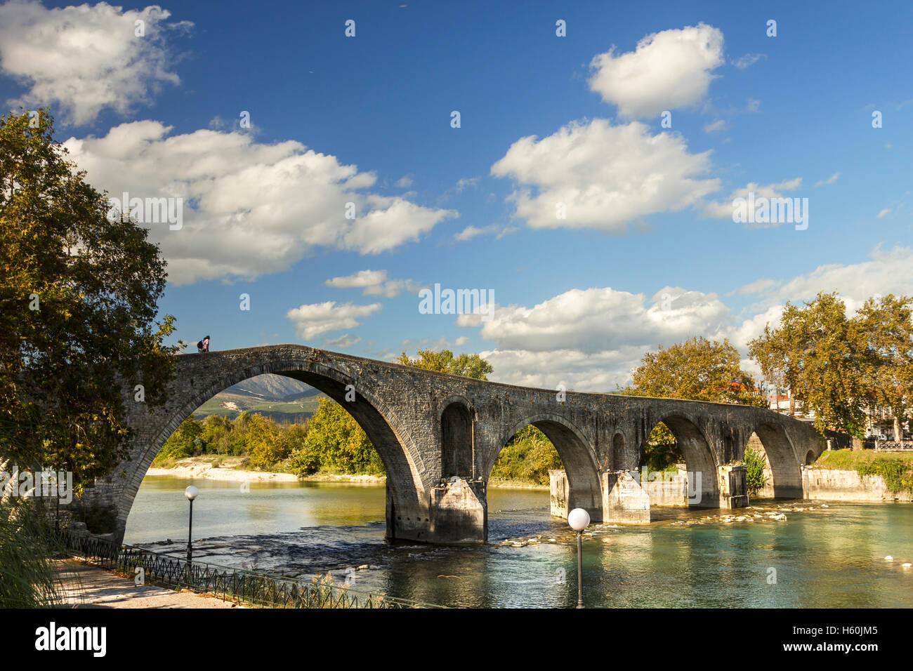 Il leggendario ponte di pietra di Arta, il più storico ponte in Grecia. Foto Stock
