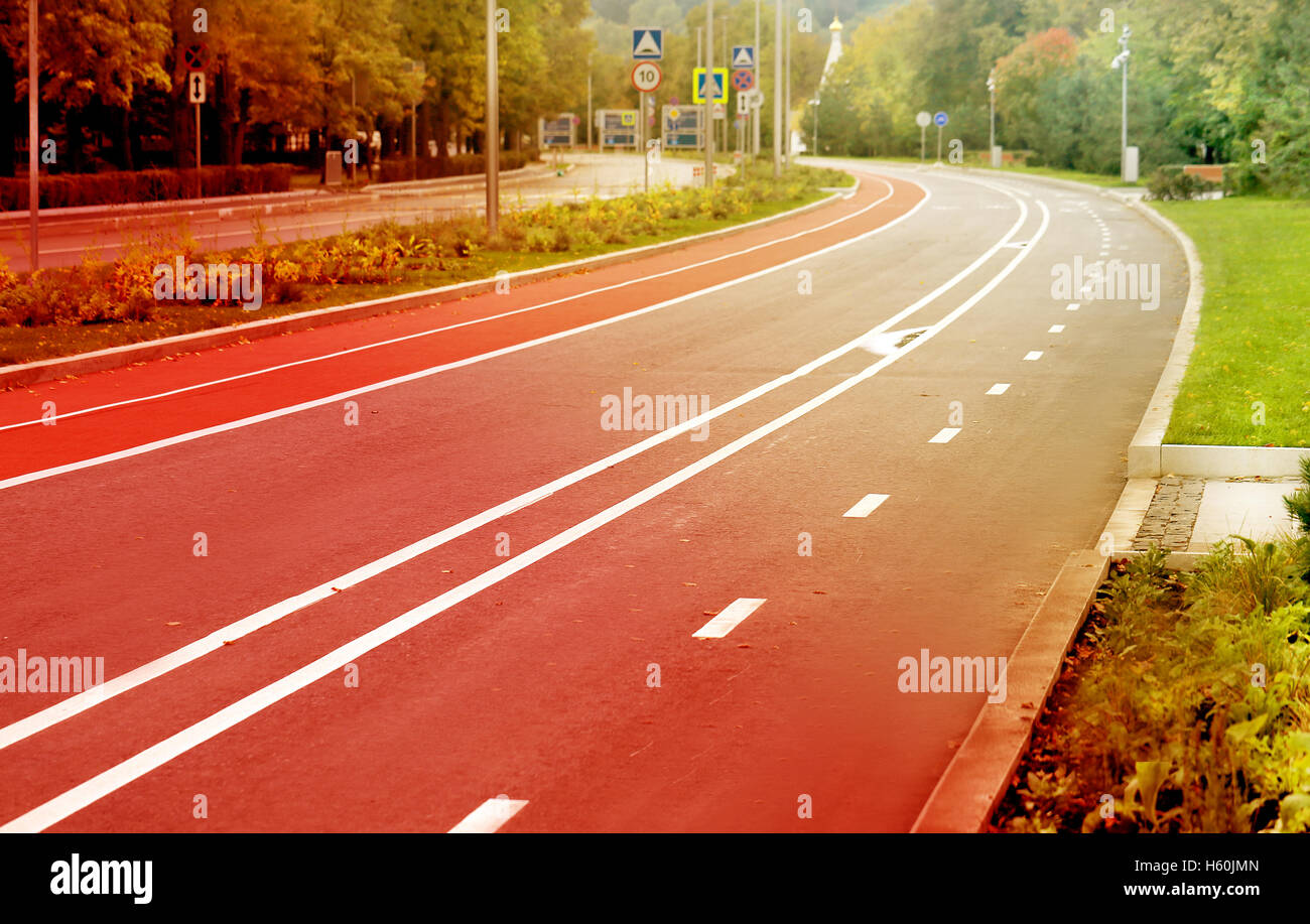 Bella di guida di una tortuosa strada Sparendo all'orizzonte Foto Stock