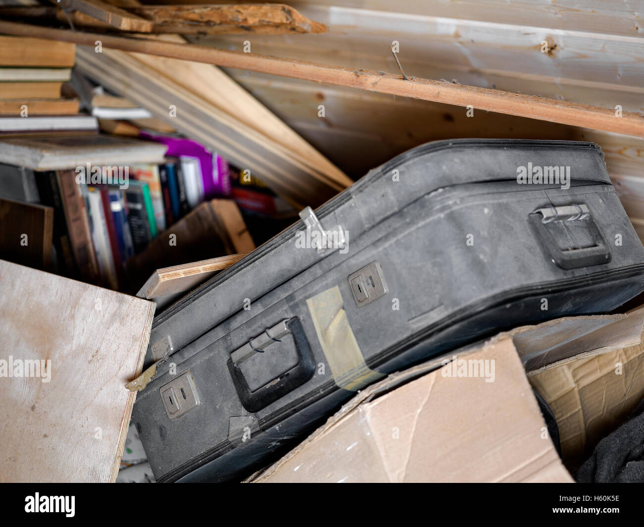 Valigia polveroso e altre cose inutili in un ripostiglio, focus particolare indoor shot Foto Stock