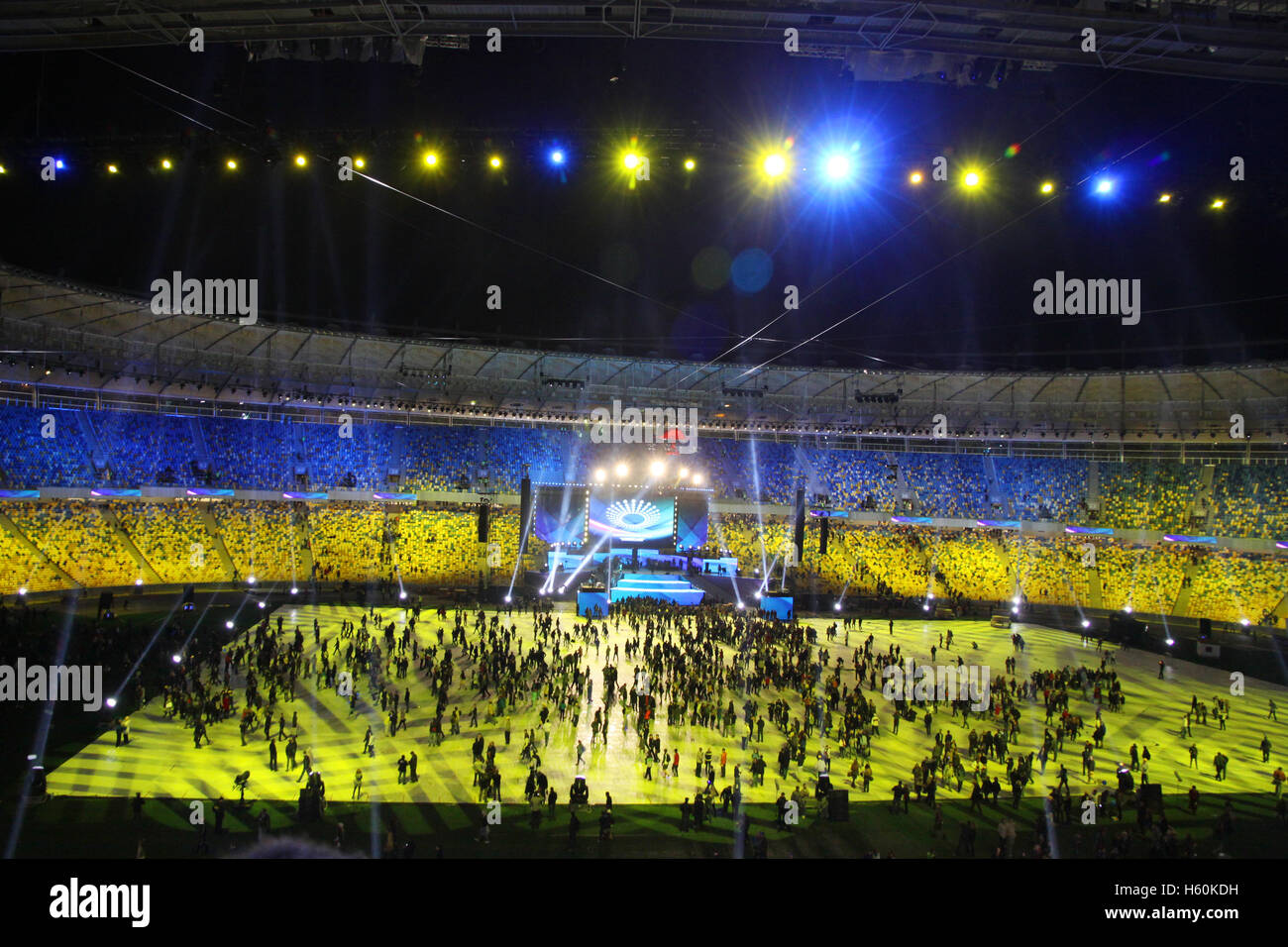 Spettatori lasciare arena dopo la cerimonia di apertura di Euro principale-2012 stadium - stadio Olimpico (NSC Olimpiysky) Foto Stock