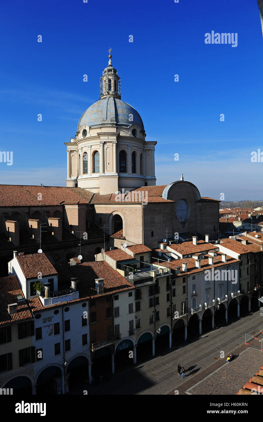 Piazza delle Erbe con la cupola della chiesa di Sant'Andrea, Mantova, Italia Foto Stock