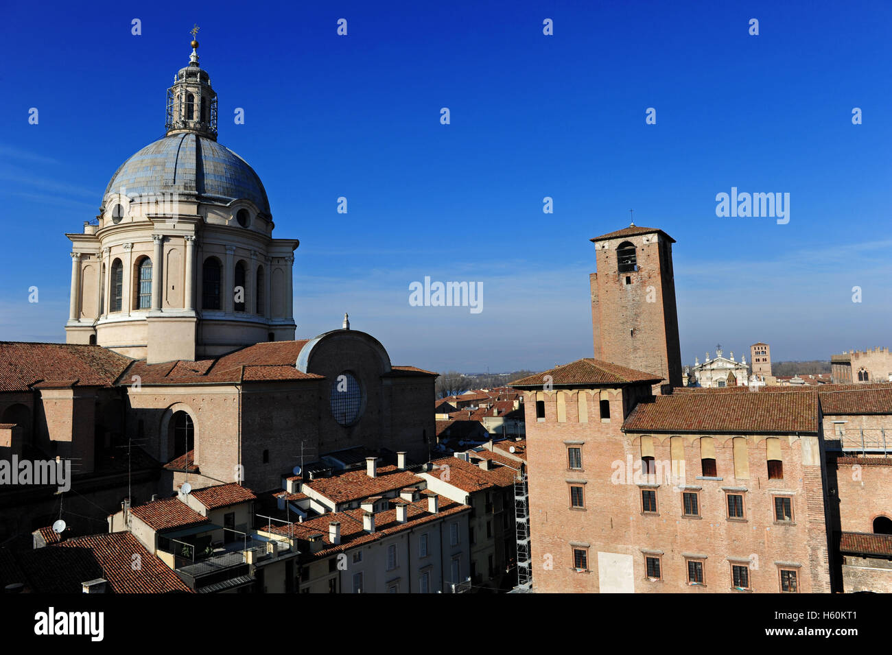 Vista aerea di Piazza delle Erbe con la cupola di Sant'Andrea, Mantova, Italia Foto Stock