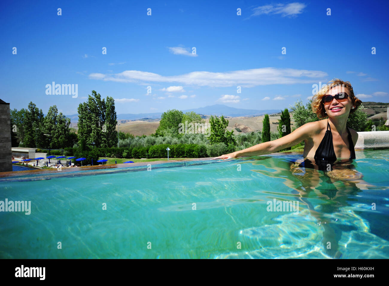 Donna rilassante nel thermal piscina del Fonteverde Natural Spa Resort di  San Casciano dei Bagni, vicino a Siena, Italia Foto stock - Alamy