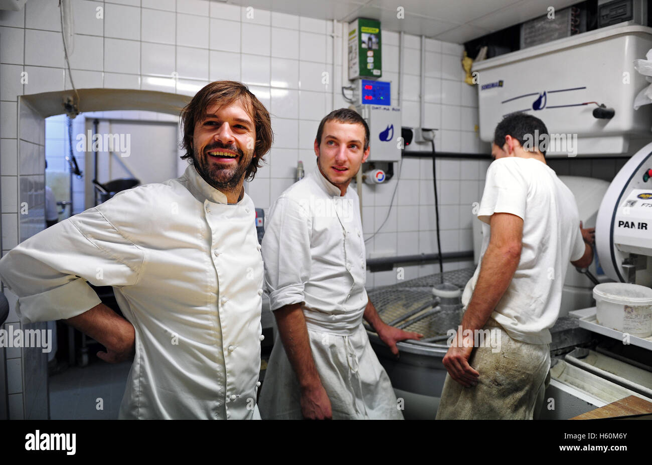 Gontran Cherrier (foto a sinistra) al lavoro nel laboratorio del suo panificio a Montmartre, Paris. Foto Stock