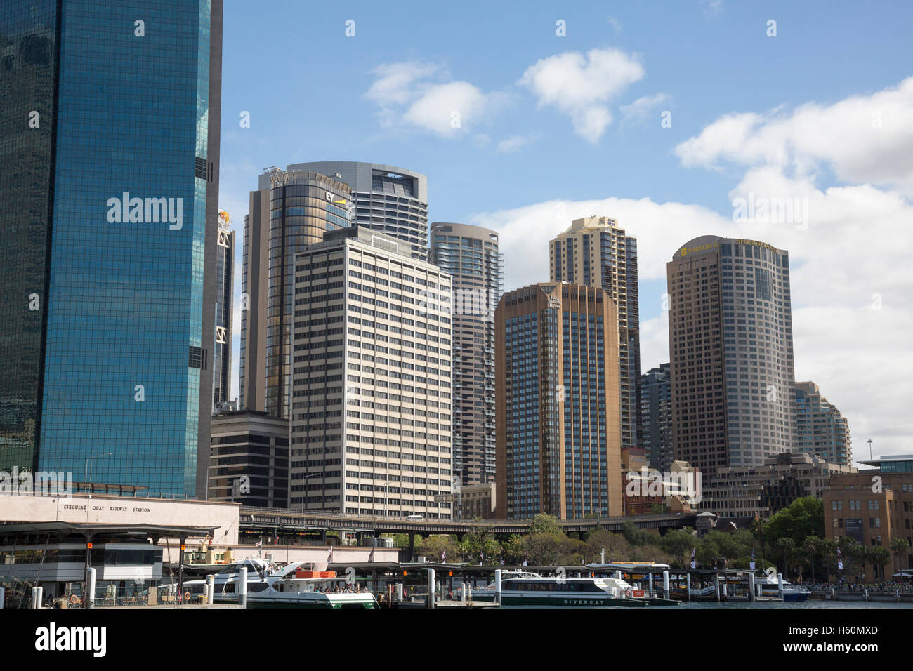 Alte torri di grattacieli nel centro cittadino di Sydney visto dal Circular Quay di Sydney, Australia Foto Stock