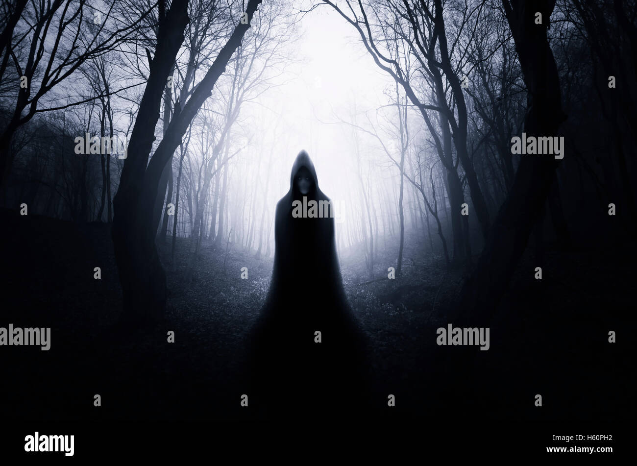 Scary ammantata figura in dark Scary Halloween foresta paesaggio Foto Stock