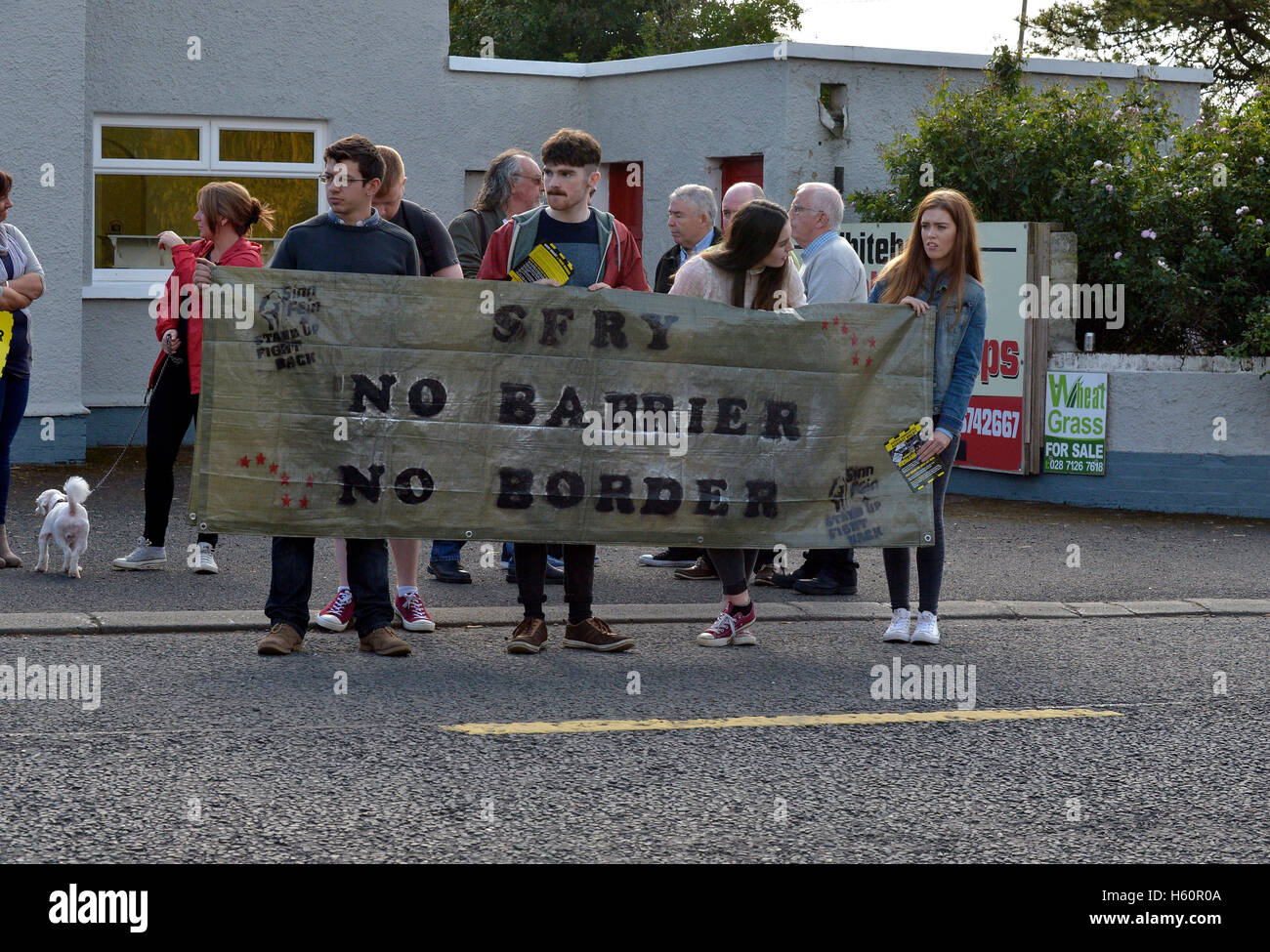 I manifestanti frequentare un anti-Brexit dimostrazione sul Londonderry - Donegal confine a Bridgend, County Donegal. Foto Stock