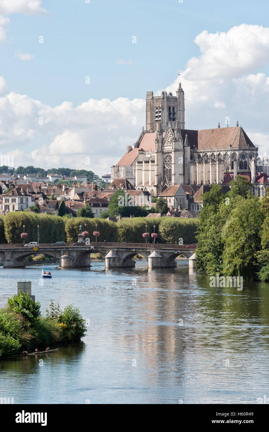 Una vista della città di Auxerre, mostrando il Pont Paul Bert e la Cattedrale di Saint Etienne a Auxerre Foto Stock