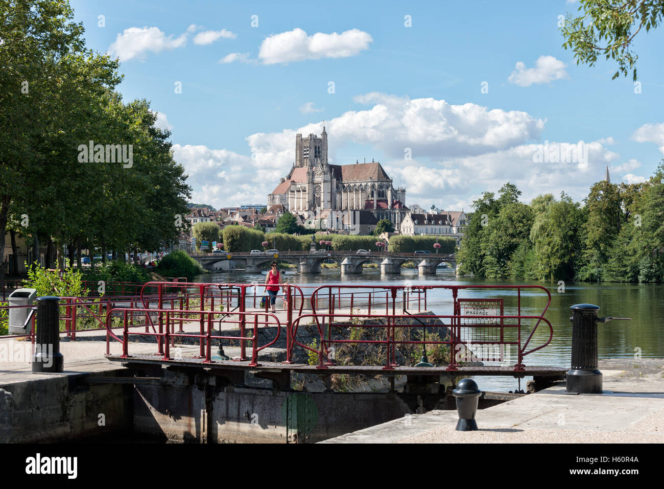 Il lucchetto chiuso i cancelli sul fiume Yonne a Auxerre, Borgogna, Francia Foto Stock