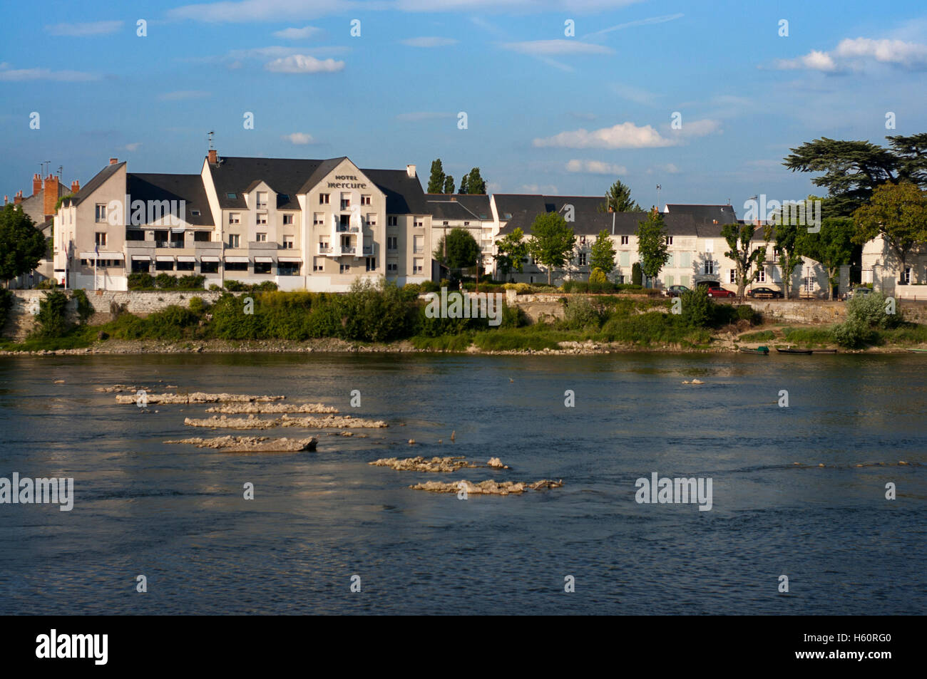 Hotel Mercure. Fiume Loira e Ponte Cessart a Saumur, comune nel Maine-et-Loire reparto, regione Pays de la Loire in noi Foto Stock