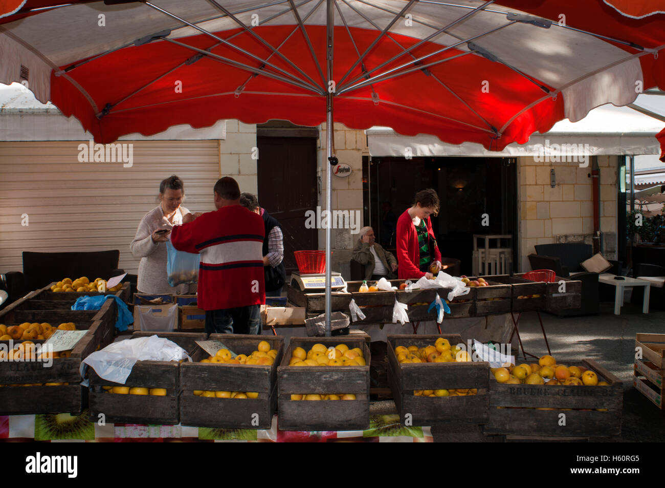 Mercato di Saumur, Valle della Loira, in Francia. Nella città vecchia, composta essenzialmente da stretti vicoli, che ogni sabato si tiene un vivace ma Foto Stock