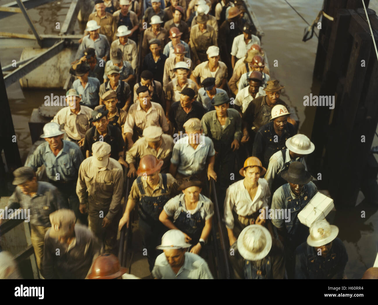 Lasciando i lavoratori dei cantieri navali in Pennsylvania, Beaumont, Texas, USA, John Vachon per ufficio di informazione di guerra, Giugno 1943 Foto Stock