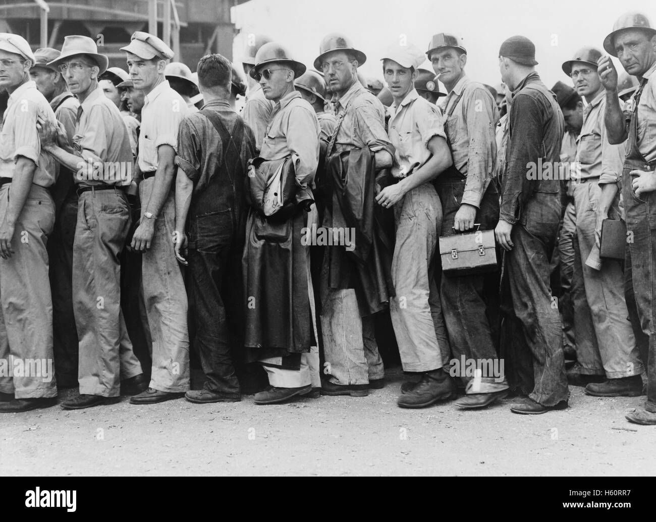 Lasciando i lavoratori dei cantieri navali in Pennsylvania al cambio di turno, Beaumont, Texas, USA, John Vachon per ufficio di informazione di guerra, Maggio 1943 Foto Stock