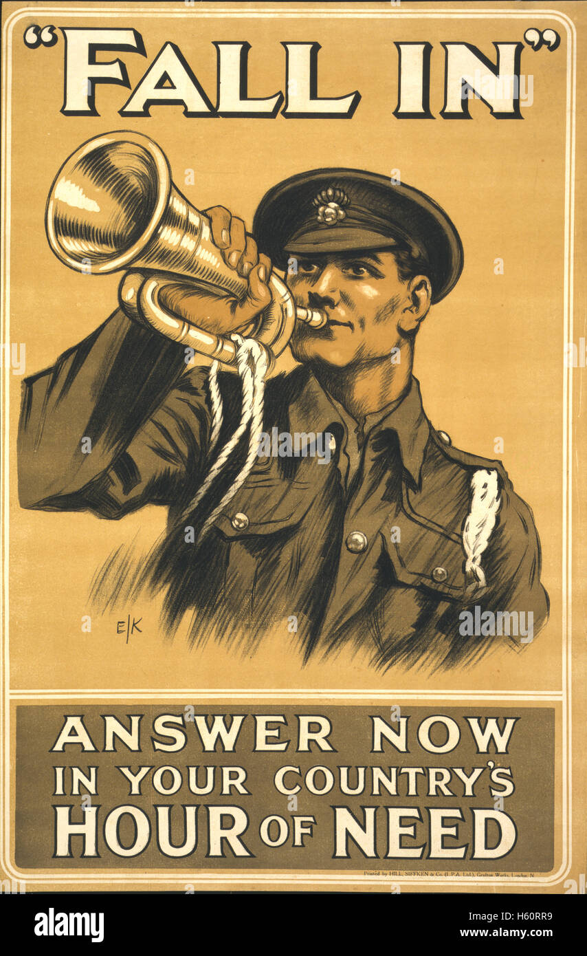 Soldato soffiando Bugle, 'cadere In, risposta adesso nel vostro Paese è ora di bisogno", British WWI poster, stampato da Hill, Sifkin & Company a Londra, Inghilterra, Regno Unito, 1915 Foto Stock