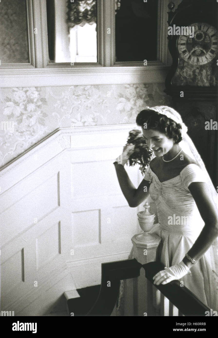 Jackie Bouvier Kennedy gettando Bouquet, Newport, Rhode Island, STATI UNITI D'AMERICA, dai toni Frissell, Settembre 12, 1953 Foto Stock
