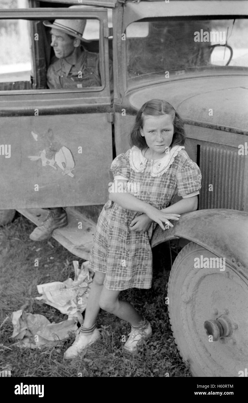 Arkansas Farmer e figlia ora raccolta frutta nella contea di Berrien, Michigan, Stati Uniti, John Vachon, Stati Uniti Farm Security Administration, luglio 1940 Foto Stock