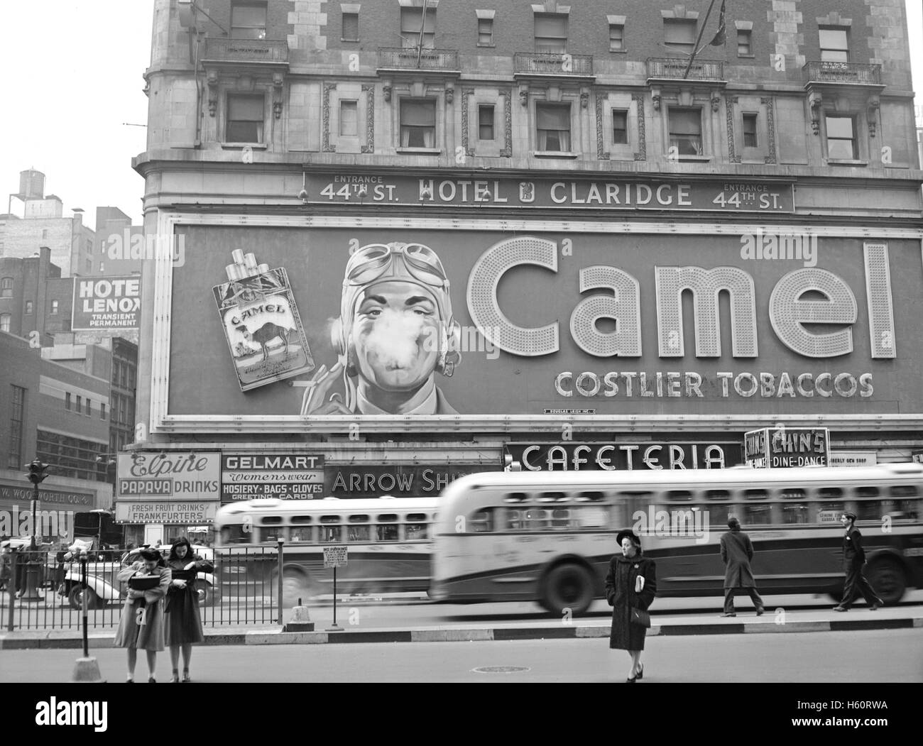 Camel sigarette annuncio, Times Square, New York New York, USA, John Vachon per ufficio di informazione di guerra, Febbraio 1943 Foto Stock