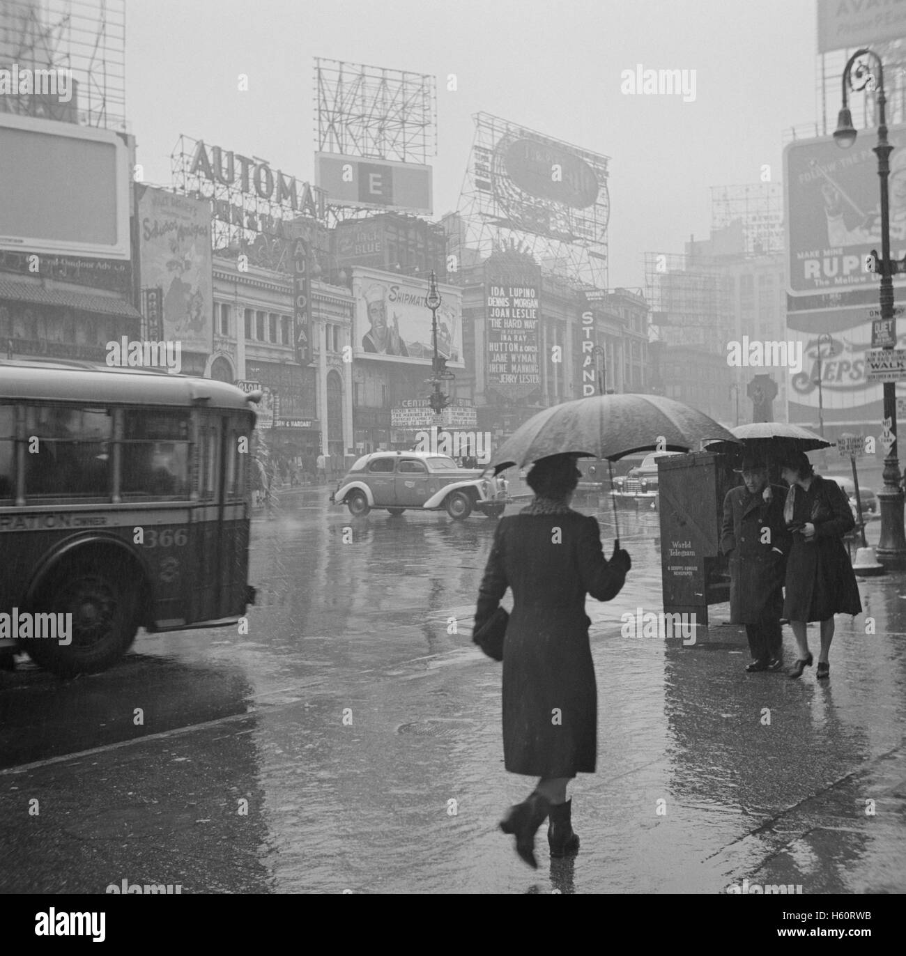 Scena di strada sul giorno di pioggia, Times Square, New York New York, USA, John Vachon per ufficio di informazione di guerra, Marzo 1943 Foto Stock
