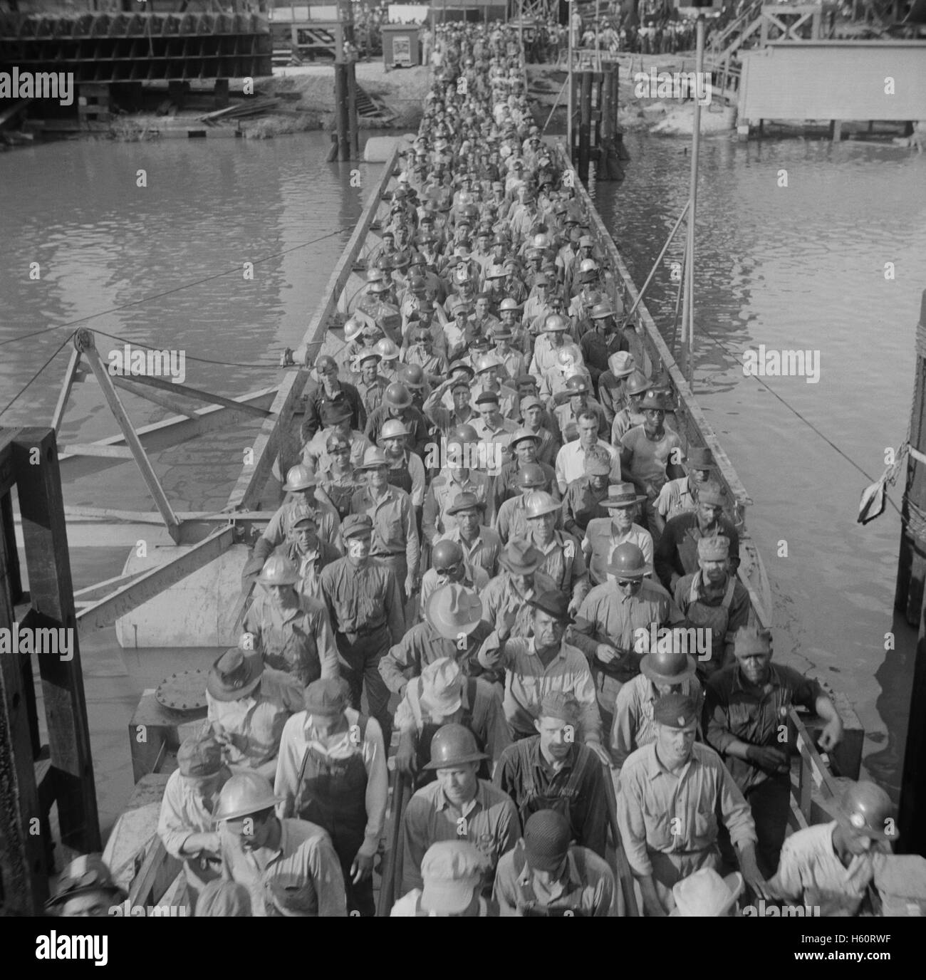 Lasciando i lavoratori dei cantieri navali in Pennsylvania, Beaumont, Texas, USA, John Vachon per ufficio di informazione di guerra, Maggio 1943 Foto Stock
