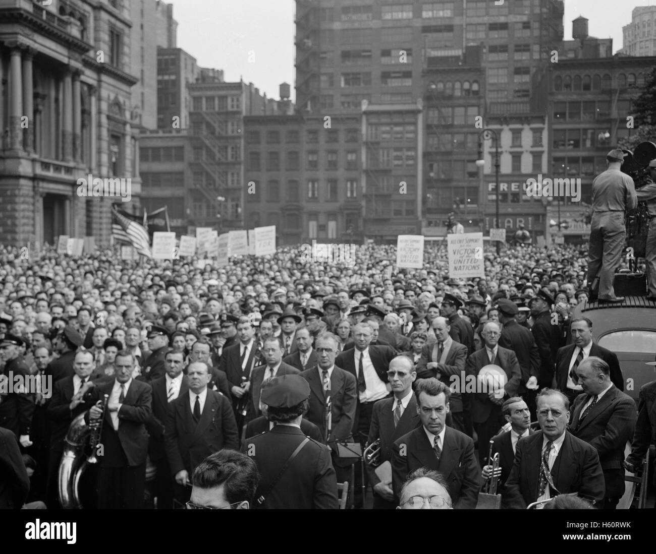 La folla in Madison Square sul D-Day, la città di New York, New York, USA, Howard R. Hollem per ufficio di informazione di guerra, 6 giugno 1944 Foto Stock