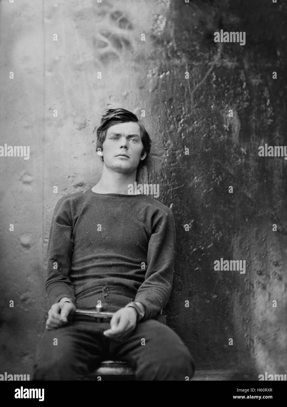 Lewis Powell, noto anche come Lewis Payne, utente malintenzionato di U.S. Il segretario di Stato William H. Seward e cospiratore in assassinio di U.S. Il presidente Abraham Lincoln, seduto e Manacled, Washington Navy Yard, Washington DC, Stati Uniti d'America, di Alexander Gardner, Aprile 1865 Foto Stock