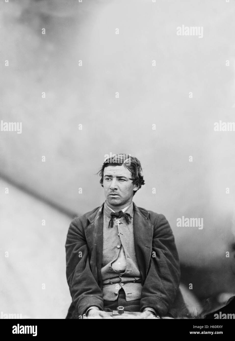 David E. Herold, cospiratore in assassinio di U.S. Il presidente Abraham Lincoln, seduto e Manacled, Washington Navy Yard, Washington DC, Stati Uniti d'America, di Alexander Gardner, Aprile 1865 Foto Stock